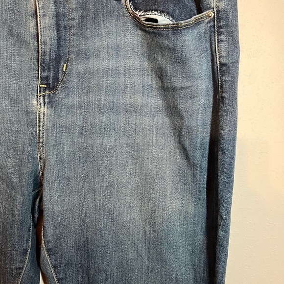 Levi Strauss Gold Signature Mid Rise Skinny Jeans - Picture 2 of 6